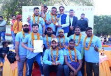 भाजपा युवा मोर्चा कार्यकर्ताओं के साथ विधायक डॉ. राजेश्वर सिंह ने खेला मैच