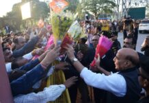 लखनऊ आगमन पर रक्षामंत्री राजनाथ सिंह का हुआ जोरदार स्वागत