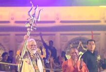 ‘अपनी काशी’ पहुंचे प्रधानमंत्री मोदी, काशी विश्वनाथ धाम में की पूजा-अर्चना