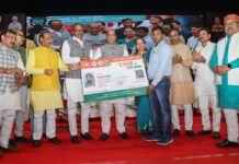 रक्षा मंत्री राजनाथ सिंह ने सरकारी योजनाओं के लाभार्थियों को बांटे प्रमाण पत्र