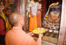 मुख्यमंत्री ने रामलला के दरबार में नवाया शीश, हनुमानगढ़ी में टेका मत्था