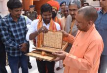 ओडिशा के श्रद्धालु ने सीएम योगी को भेंट की लकड़ी से निर्मित उनकी तस्वीर