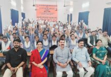 एपी सेन मेमोरियल गर्ल्स डिग्री कॉलेज में स्मार्टफोन पाकर खिले चहरे