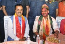 भाजपा नेता नीरज सिंह के आवास पर होली संग छाया चुनावी रंग