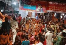 फूलों की होली से सजी इंदिरानगर सेक्टर 12 की शाम