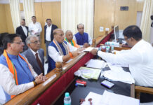 लखनऊ बोला साथ-साथ, फिर जीतेंगे राजनाथ, भाजपा प्रत्याशी ने किया नामांकन