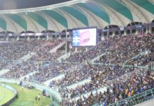 आईपीएल : छुट्टी के दिन उठाया क्रिकेट का लुत्फ, इकाना में उमड़ा खेल प्रेमियों का हुजूम