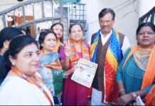 भाजपा कार्यकर्ताओं ने खटखटाई कुण्डी, लखनऊ के विकास के लिए मांगे वोट