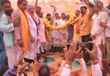 मोदी के लिए देश और बृज भूषण के लिए पूरा क्षेत्र ही उनका परिवार