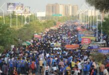 मुंबई और लखनऊ दोनो की जर्सियो के नीले रंग से जमीन पर दिखा आसमान का नजारा