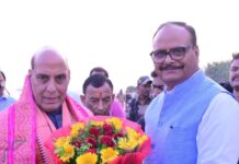 रक्षा मंत्री राजनाथ सिंह का लखनऊ आगमन पर भव्य स्वागत