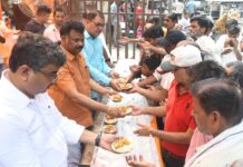 चिकित्सा स्वास्थ्य महासंघ उत्तर प्रदेश द्वारा आयोजित किया गया भंडारा