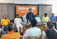 लखनऊ महानगर अध्यक्ष आनंद द्विवेदी की अध्यक्षता में बैठक आयोजित
