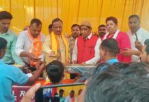 पूर्व उप मुख्यमंत्री डॉक्टर दिनेश शर्मा ने बांटा लोगो को प्रसाद