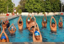 तैराकों ने जलीय योगा का प्रदर्शन कर सेहतमंद रहने का दिया संदेश