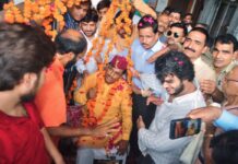 वजन के बराबर बूंदी के लड्डू से तौलकर मना ओपी श्रीवास्तव का जन्मदिन