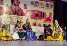 जादूगर तुशी ने दिखाया जादू, रासलीला का देर रात तक हुआ मंचन