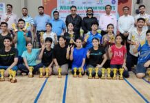 जान्हवी व तथास्तु को जिला बैडमिंटन में तिहरे खिताब