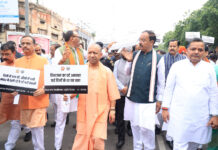 सीएम योगी के नेतृत्व में निकली विभाजन विभीषिका स्मृति मौन पदयात्रा