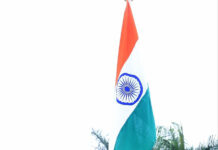 सीएम योगी ने अपने घर पर फहराया तिरंगा