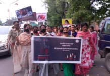 लखनऊ महानगर महिला मोर्चा ने निकला मौन कैंडल मार्च