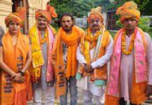 तेजोमय महालय ताजमहल में जलाभिषेक करने वाले हिन्दू महासभा कार्यकर्ता विनेश व श्याम सम्मानित