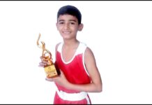 नेशनल बॉक्सिंग चैम्पियनशिप में अविरल गुप्ता का ट्राफी पर पंच