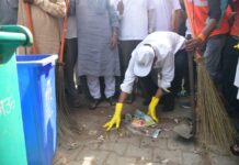स्वच्छता की शपथ के साथ हर हफ्ते दो घंटे सफाई के लिए श्रमदान का भी संकल्प
