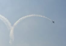 कानपुर : वायु सेना की सारंग एरोबेटिक टीम ने अपने कौशल से किया रोमांचित
