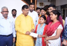 विधायक ओपी श्रीवास्तव ने मृतक अमन की पत्नी रोशनी को सौंपा चैक