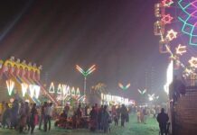 मौज, मस्ती और खरीदारी करते दिख रहे हर उम्र के लोग