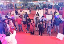 यूपी महोत्सव में लखनऊ की जनता का आना जारी