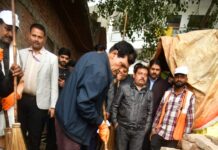 मंत्री एके शर्मा ने प्रयागराज में स्वच्छता महाभियान में झाडू लगा किया श्रमदान