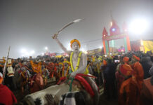 महाकुम्भ 2025 : त्रिवेणी तट पर नागा साधु बने आकर्षण का केंद्र