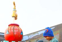 महाकुंभ में आए श्रद्धालुओं को खूब भा रहा स्वच्छ सुजल गांव का सेल्फी प्वाइंट