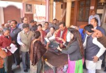 विधायक ओपी श्रीवास्तव ने गरीब और जरूरतमंदों को बाँटे कंबल
