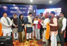 मंत्री एके शर्मा ने मऊ में 31000 लोगों को दिया घरौनी सर्टिफिकेट