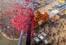 Mahakumbh: स्नान पर्व पर श्रद्धालुओं, घाटों व अखाड़ों पर हेलीकॉप्टर से पुष्पवर्षा
