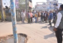 खुला नाला और बहता मलबा, भड़के विधायक ने अधिकारियों को लगाई फटकार