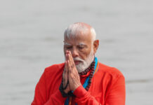 पीएम मोदी ने त्रिवेणी संगम में आस्था की डुबकी लगाई