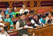 लोगों के बिजली के तारों पर कपड़े न सुखा पाने से समाजवादी नेता दुखी