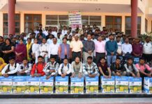 गन्ना उत्पादन तकनीक पर प्रशिक्षण के साथ वितरित किए गए बैट्री चालित स्प्रेयर