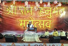 भक्तों ने हनुमान महाराज की विशाल श्यामल प्रतिमा के साथ ली सेल्फी