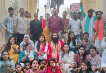 आतंकी हमले का विरोध, योगी सेना भारत ने निकाला मशाल जुलूस, फूंका पुतला