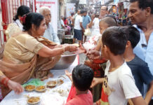 स्व. प्रकाश चन्द्र तिवारी की पुण्यतिथि पर 201 जरूरतमंदों को भोजन समर्पित