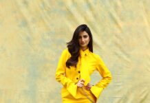 рдпреЗрд▓реЛ рдбреНрд░реЗрд╕ рдореЗрдВ рдкрд▓рдХ рддрд┐рд╡рд╛рд░реА рдХрд╛ рдХрд┐рд▓рд░ рд▓реБрдХ, рдЗрдВрдЯрд░рдиреЗрдЯ рдкрд░ рдордЪрд╛ рддрд╣рд▓рдХрд╛