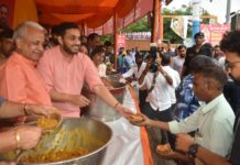 चौथा बड़ा मंगल : अखिलेश दास गुप्ता फाउंडेशन के भंडारे में भक्तों ने पाया प्रसाद