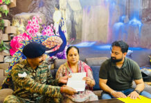 कारगिल शहीद की पत्नी सम्मानित, परिजनों की जरूरतों पर हुई बातचीत