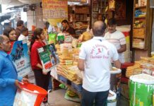 हेल्प यू ट्रस्ट ने लखनऊ में बांटे कपड़े के थैले, प्लास्टिक से मुक्ति का लिया संकल्प