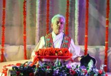 कर्म को धर्म बनाना है, तो कर्म में परमात्मा को मध्य में रखो: किरीट भाई जी